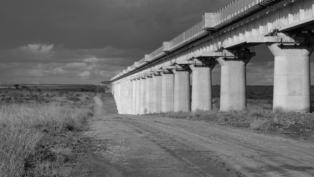 Graustufenfoto eines Betongebäudes