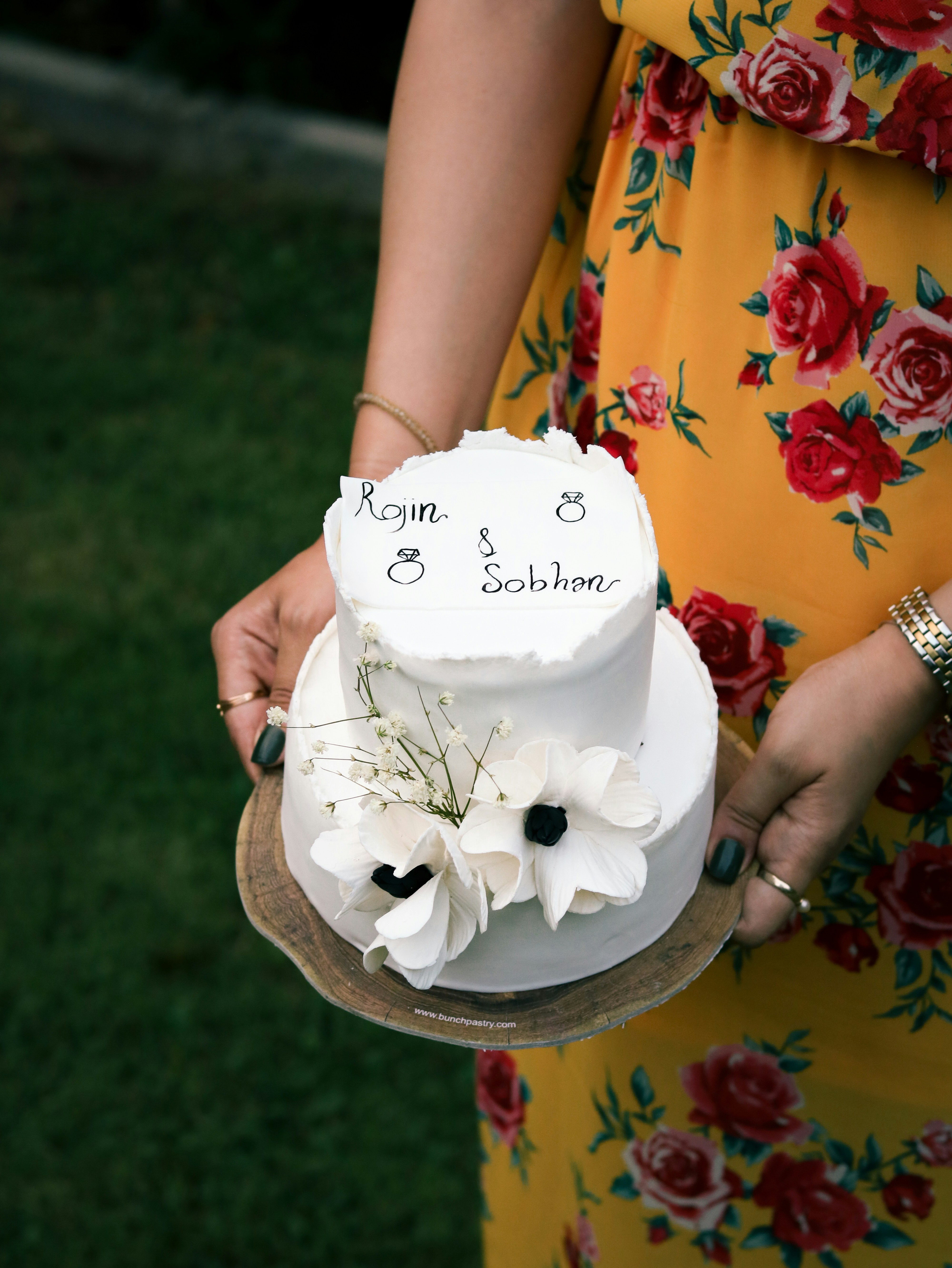 torta floreale bianca e rosa
