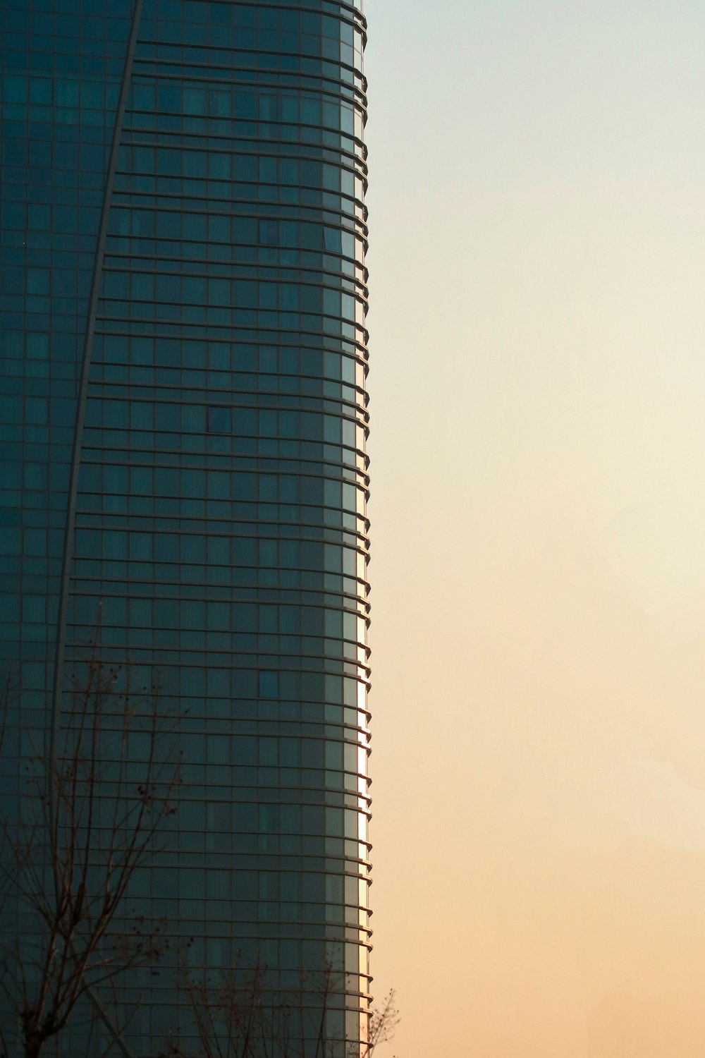 edifício preto e branco sob o céu azul durante o dia