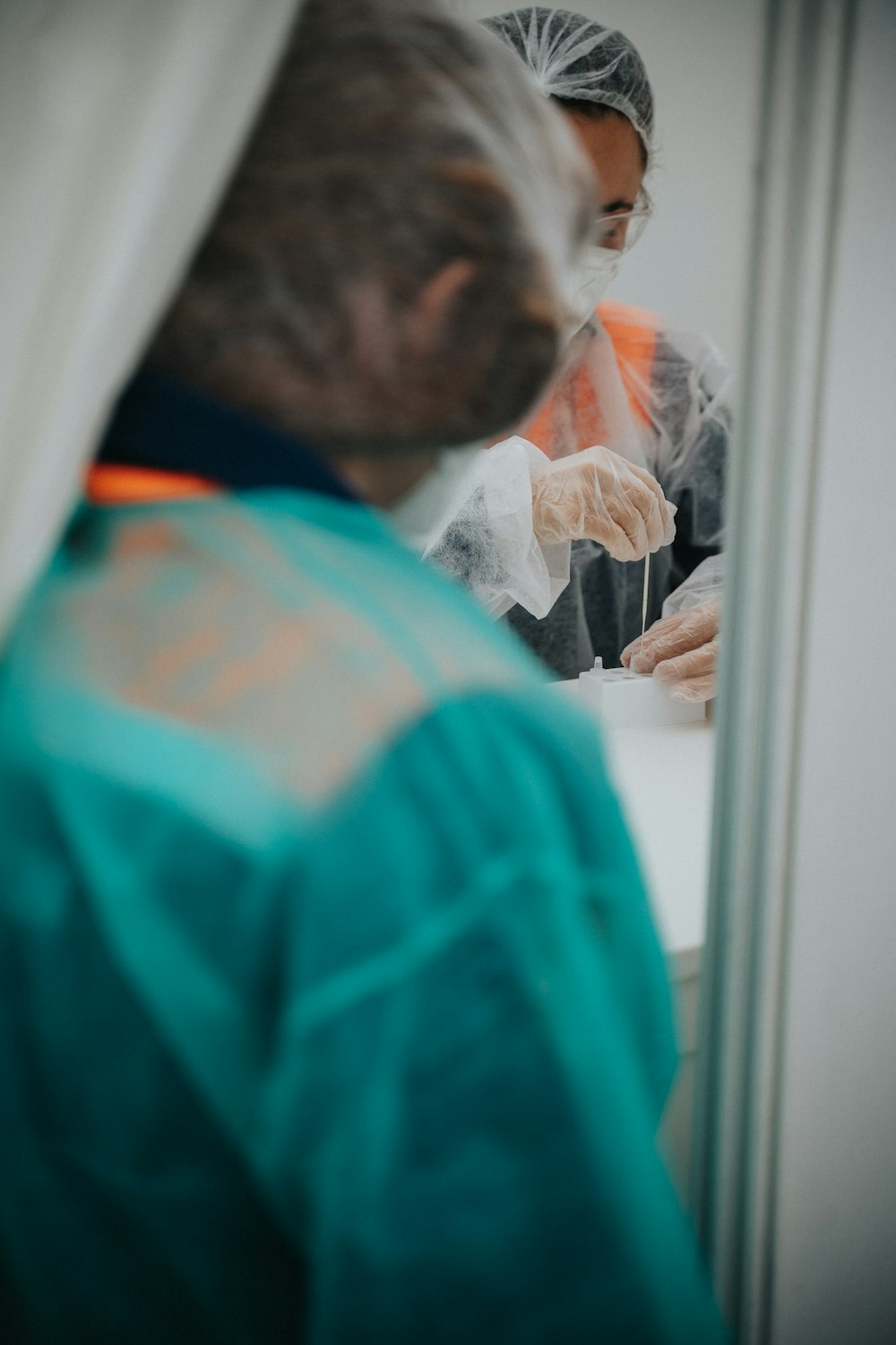 homme en chemise blanche assis à côté d’un homme en chemise bleue