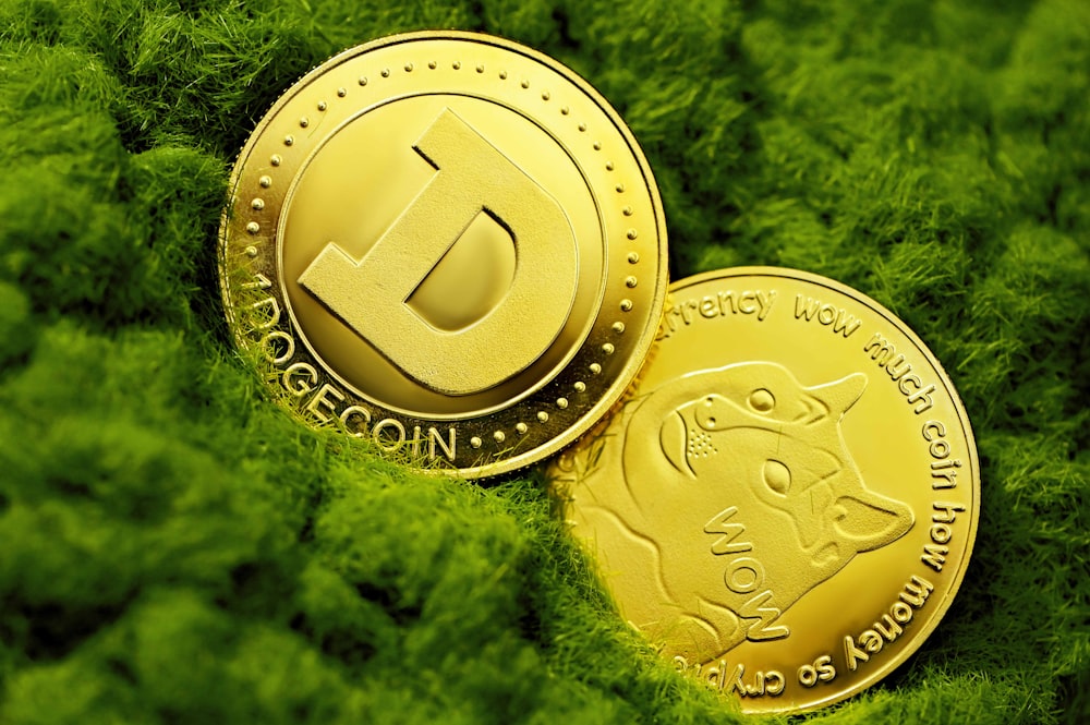 moeda redonda de ouro na grama verde