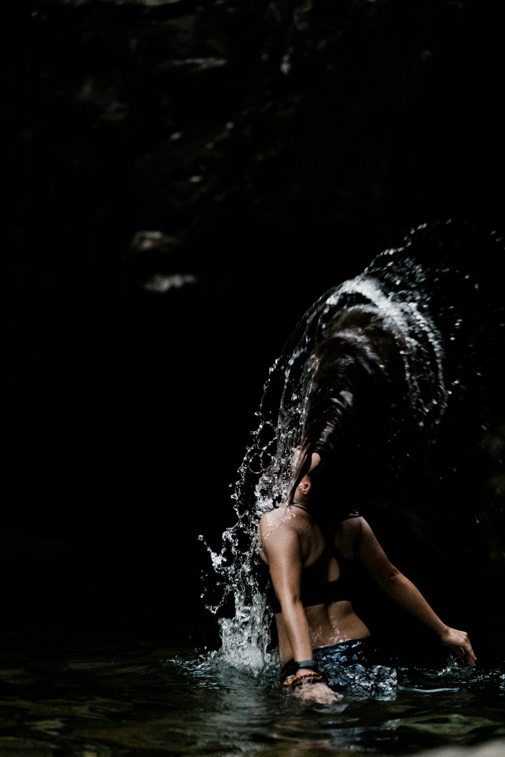 femme en bas de bikini noir sur l’eau