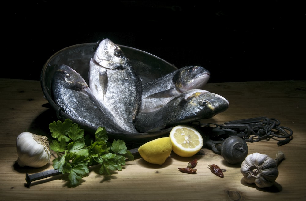 pesce grigio su ciotola di ceramica nera