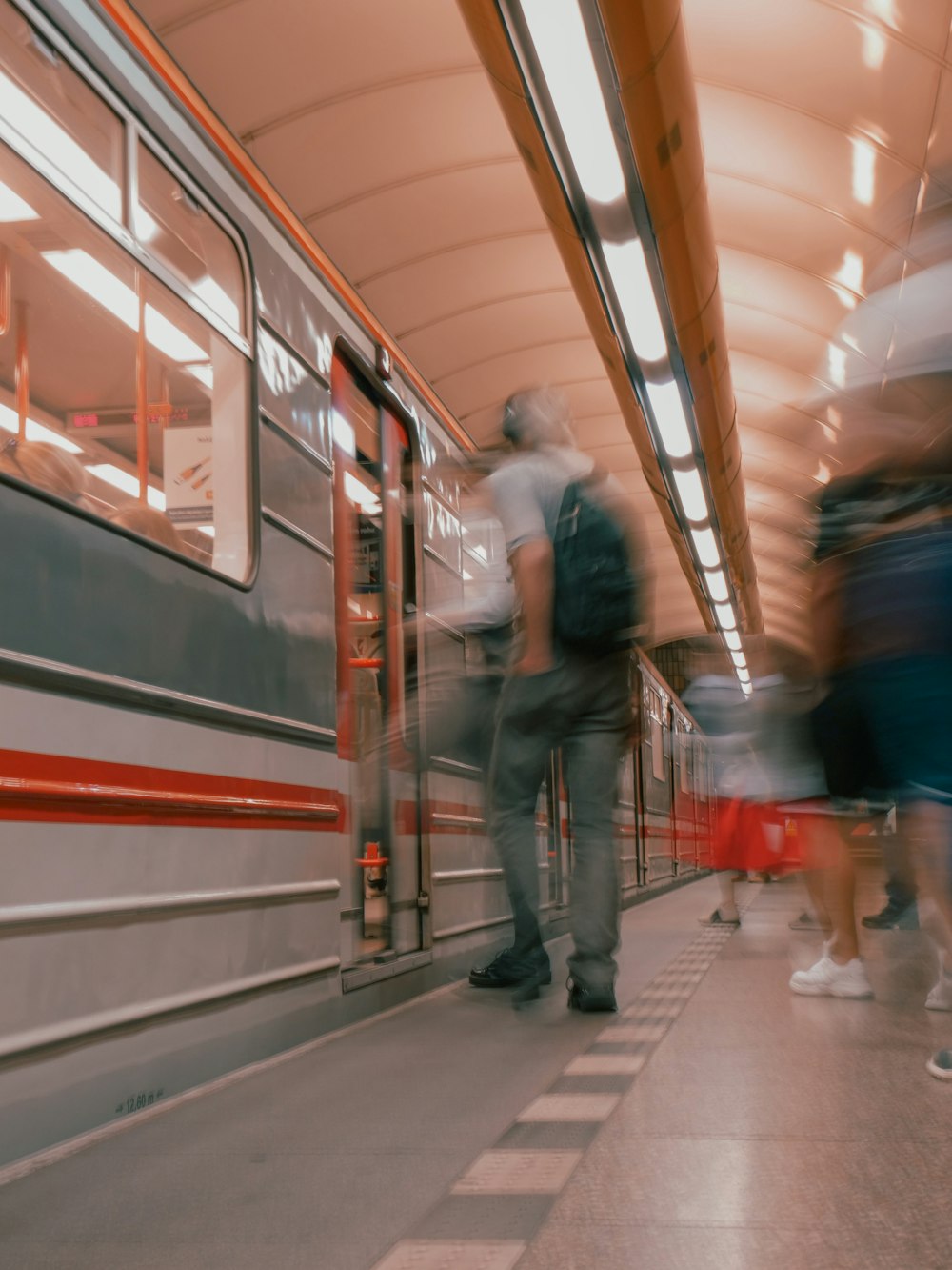 persone che camminano nella stazione ferroviaria