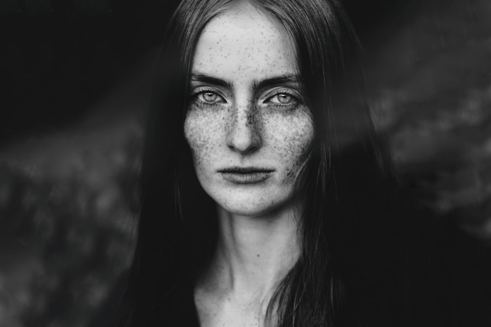 女性の顔のグレースケール写真