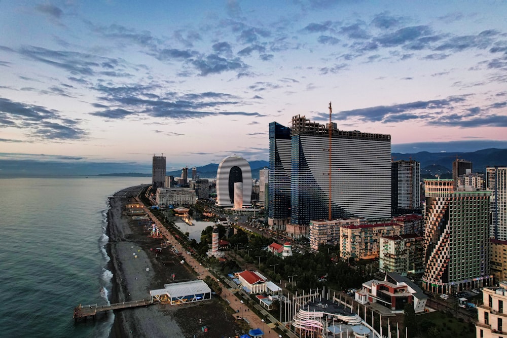 Horizonte de la ciudad bajo el cielo nublado durante el día