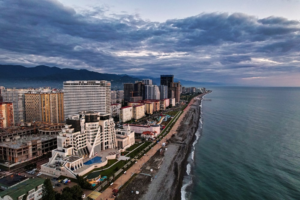 Skyline de la ville près d’un plan d’eau sous un ciel nuageux pendant la journée