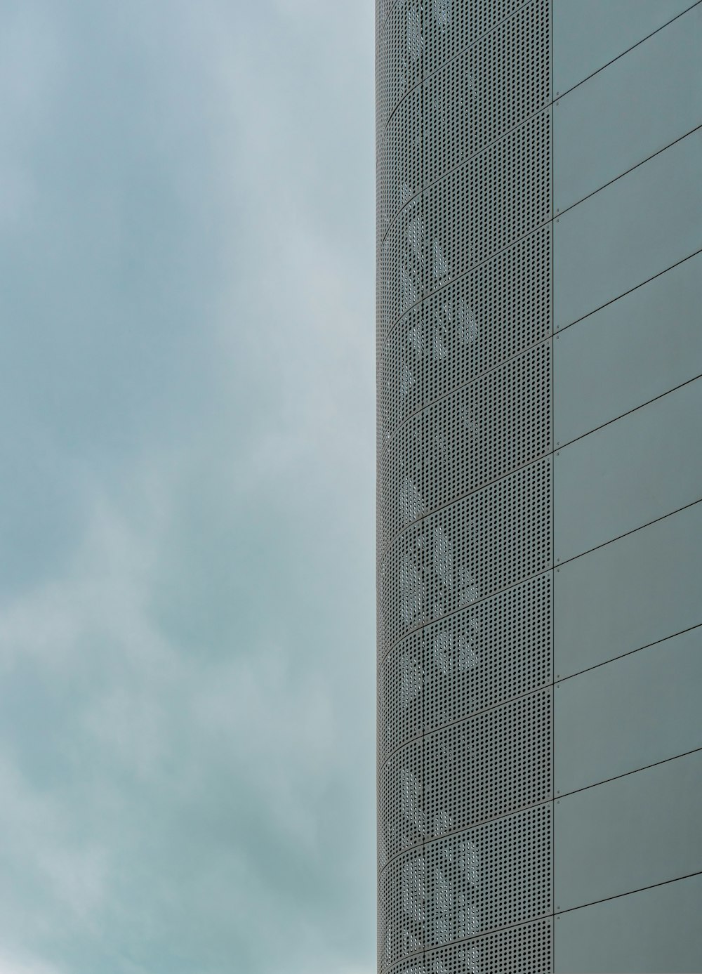 Edificio de hormigón gris bajo el cielo nublado durante el día