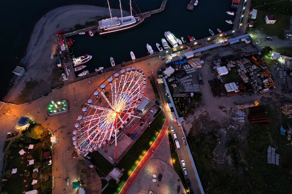 Vista aérea de la rueda de la fortuna durante la noche