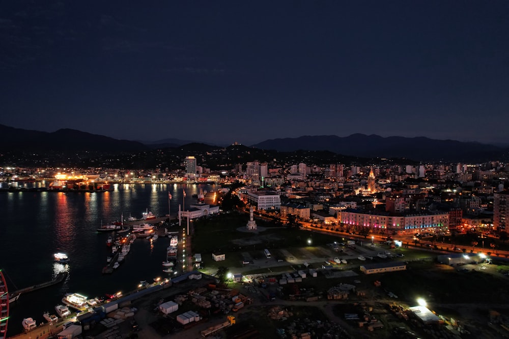 Horizonte de la ciudad durante la noche