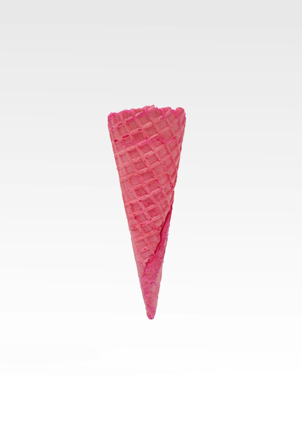 白い背景にピンクの円錐形のアイスクリーム