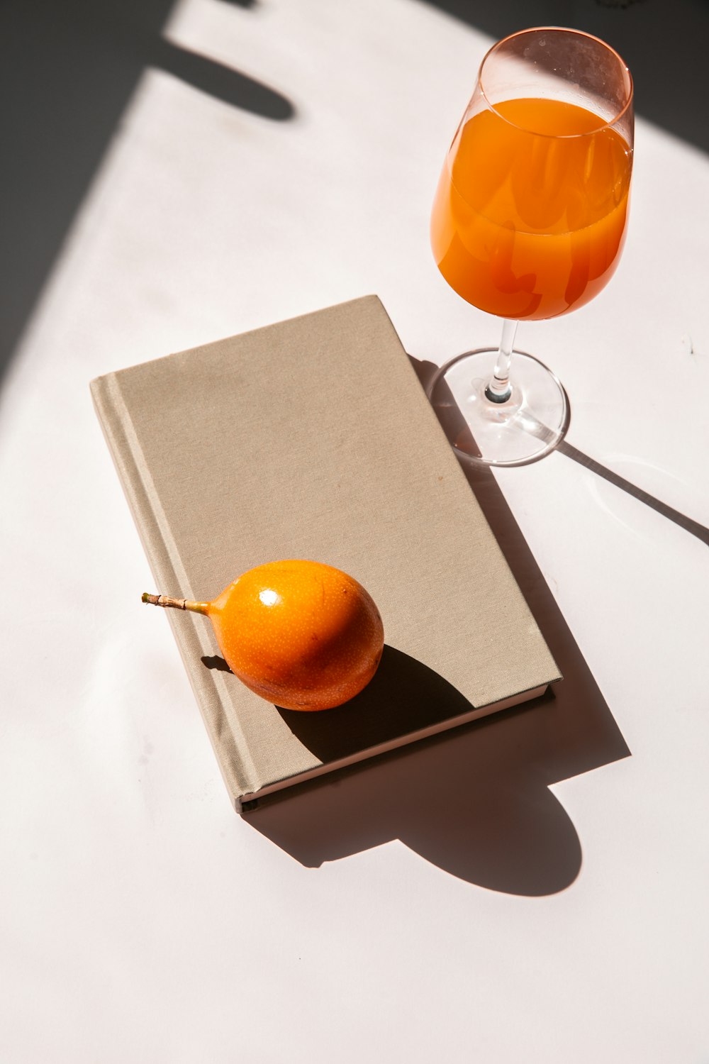 Fruits orange sur boîte brune