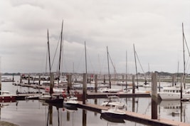 bateau blanc et bleu amarré au quai pendant la journée