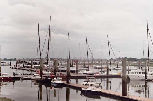 bateau blanc et bleu amarré au quai pendant la journée