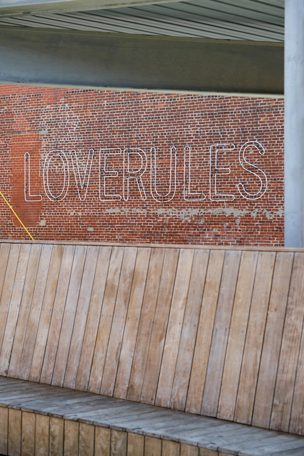 Mur en bois marron et blanc