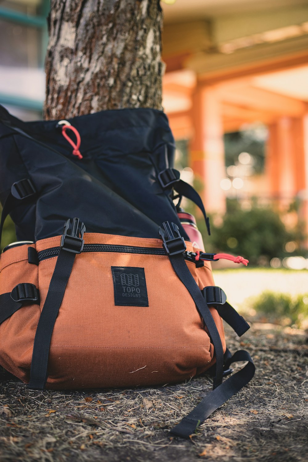 schwarz-oranger Rucksack auf braunem Felsen