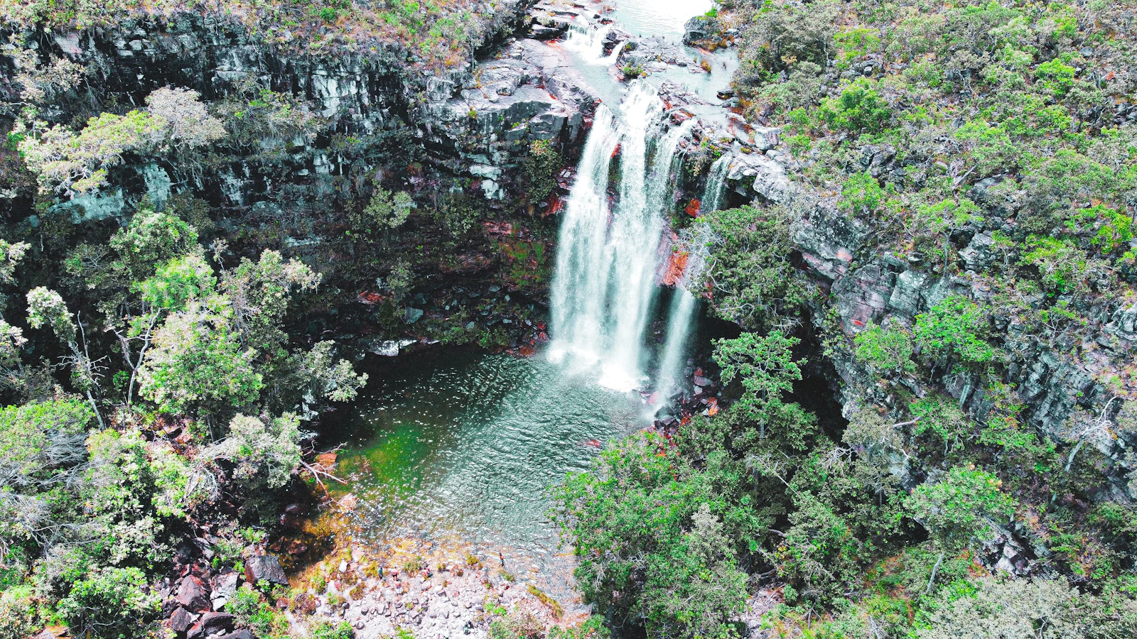The Cordovil waterfall dropping into its gorge — Chapada dos Veadeiros, Brazil