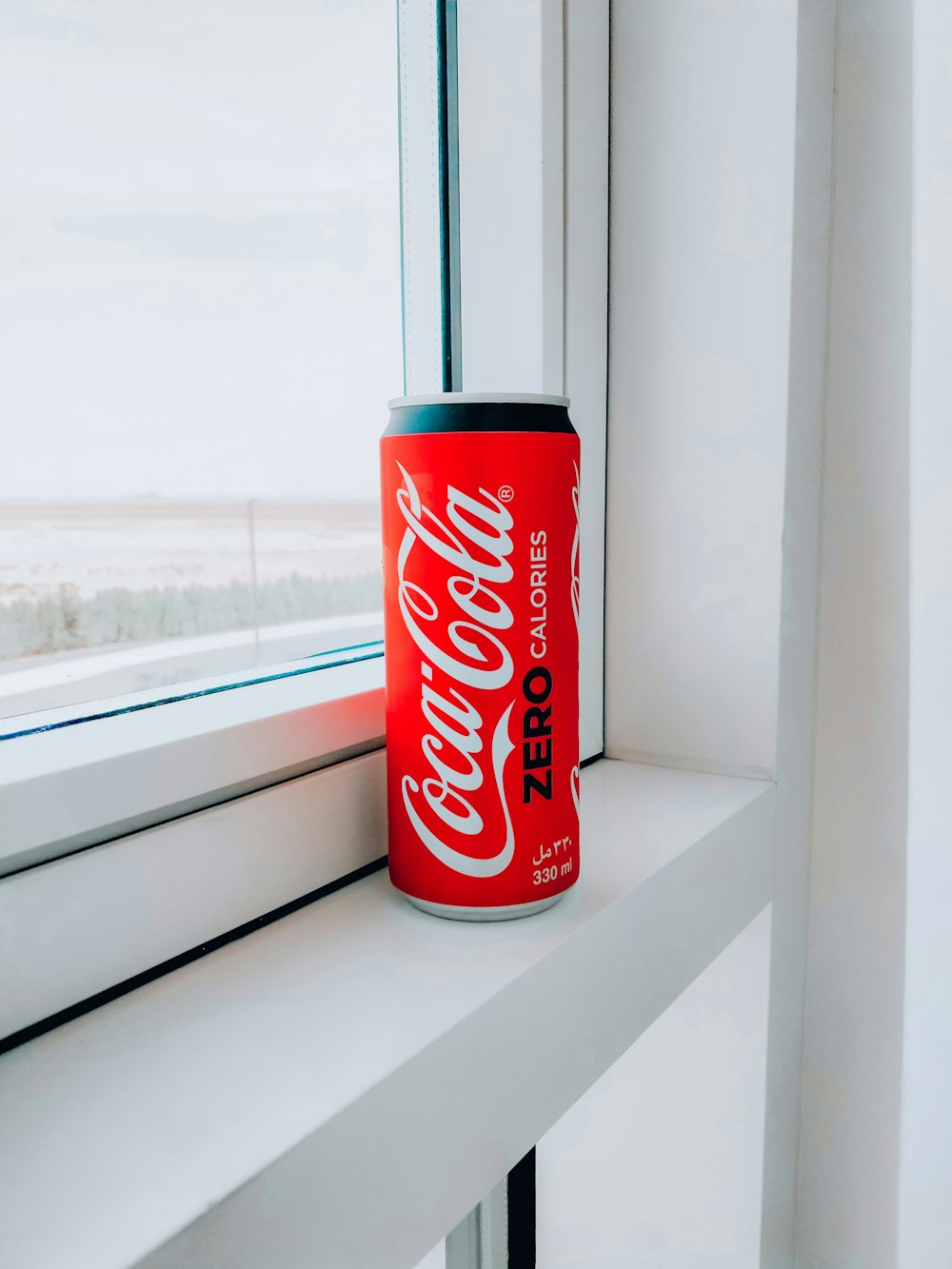 Lata de Coca Cola en la ventana