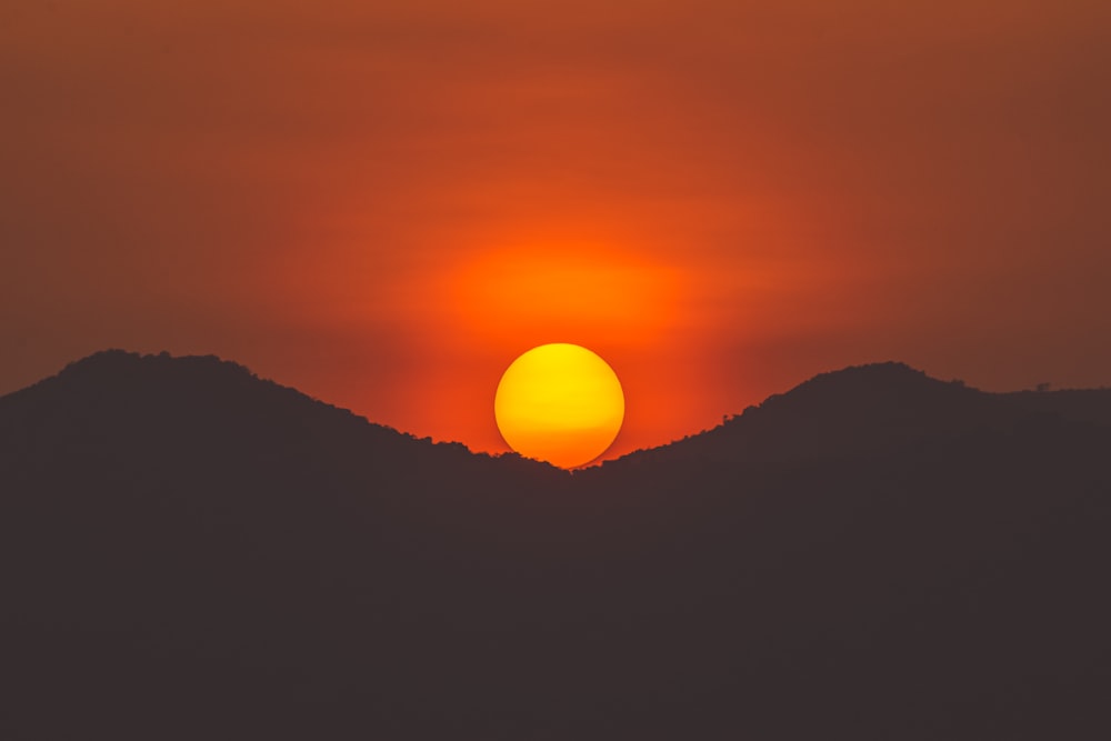 silhueta da montanha durante o pôr do sol