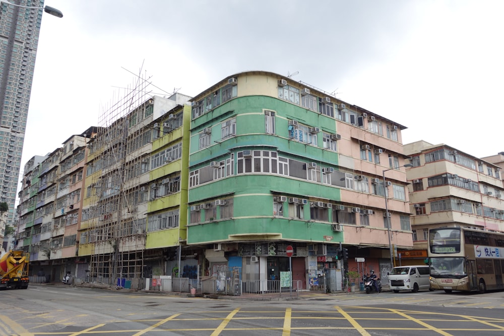 緑と茶色のコンクリートの建物