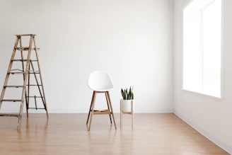 A clean room with a chair and a ladder in Georgia State