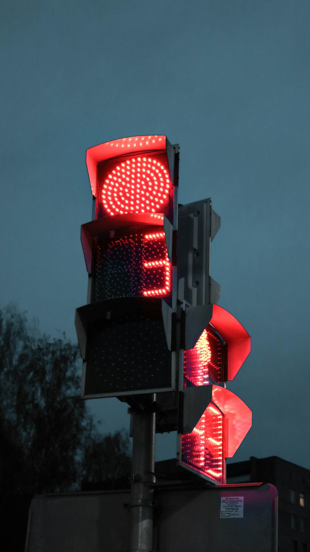 black traffic light turned on during daytime