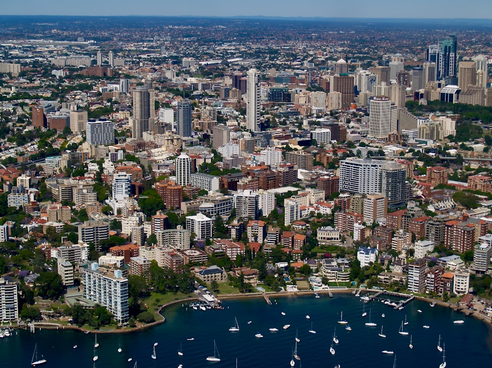 vista aérea dos edifícios da cidade durante o dia