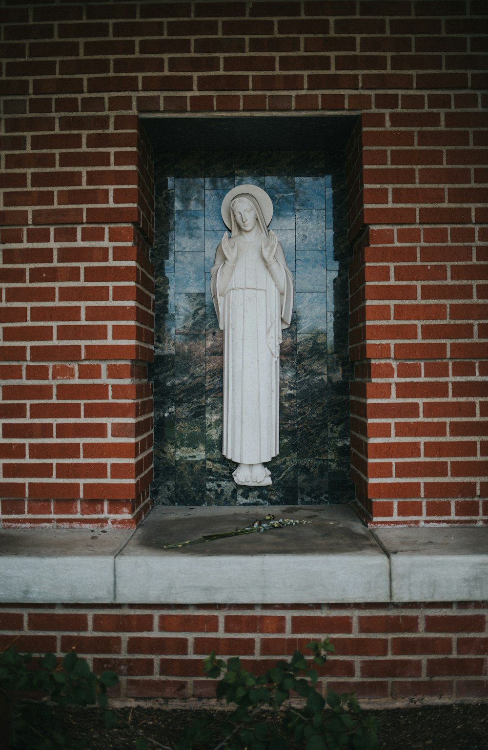 woman in white dress statue