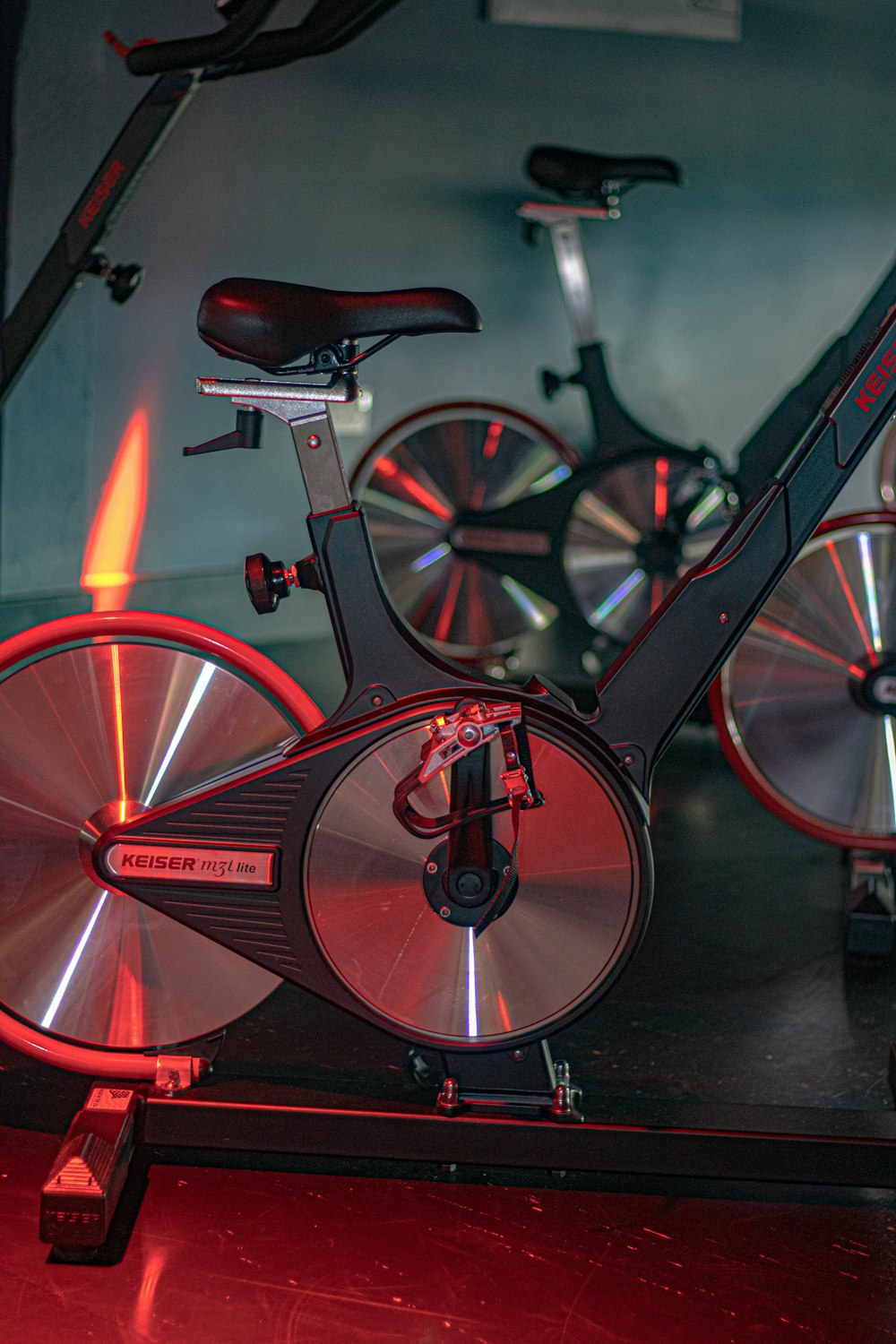 Bicicleta roja y negra sobre piso negro