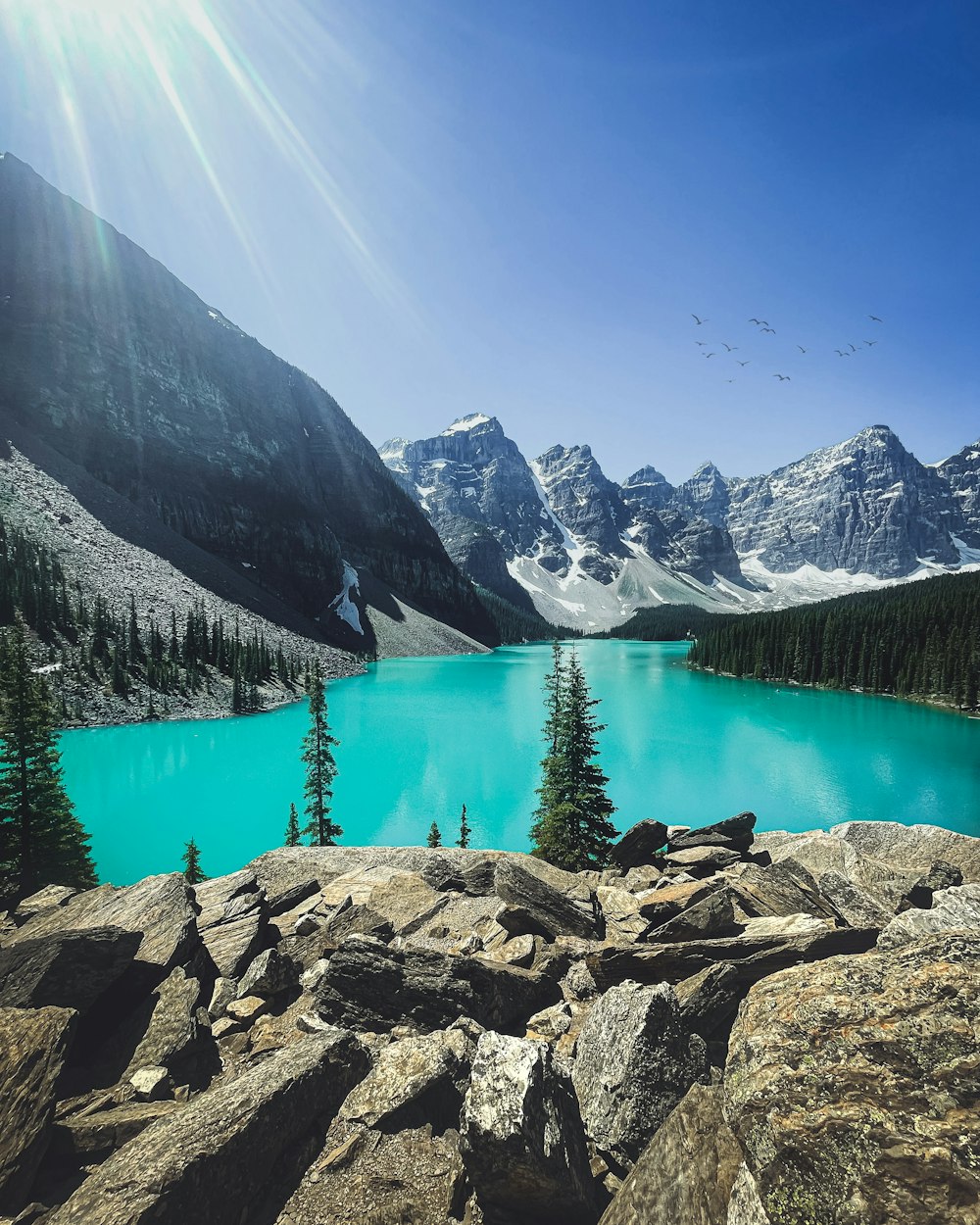 lac au milieu des montagnes pendant la journée