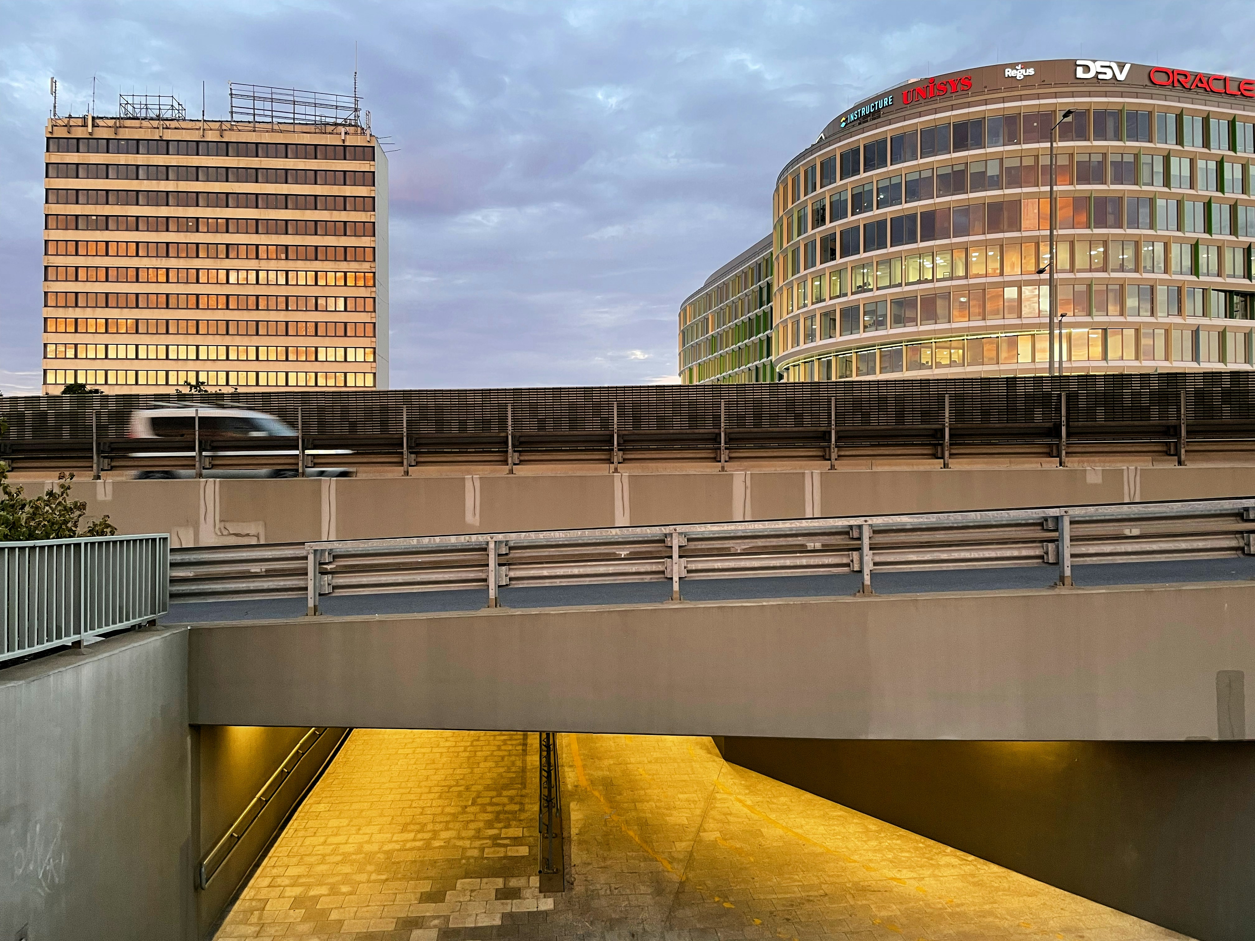 Bâtiment en béton gris et brun sous des nuages blancs pendant la journée