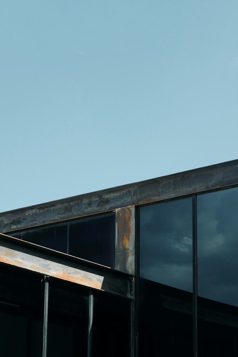 edifício de concreto preto e branco sob o céu azul durante o dia