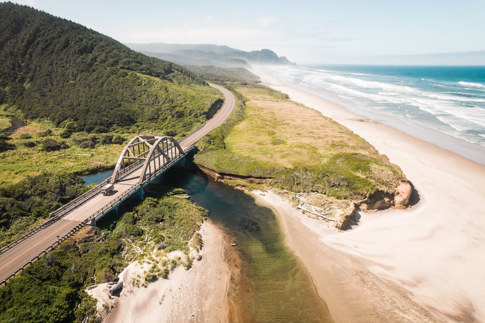 Pont en métal blanc sur une plage de sable brun pendant la journée