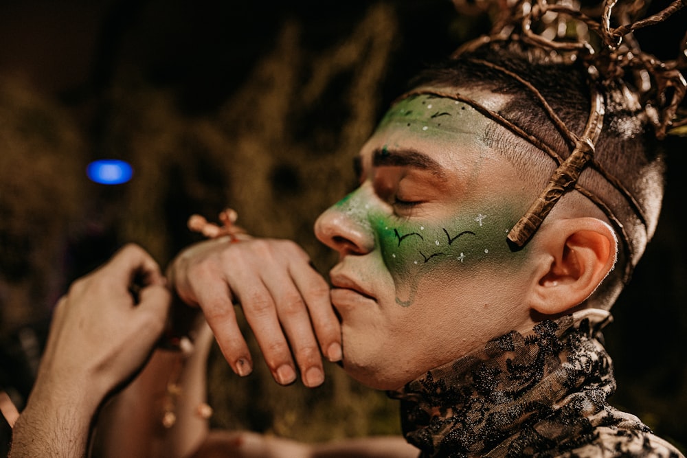 Mujer con pintura facial verde