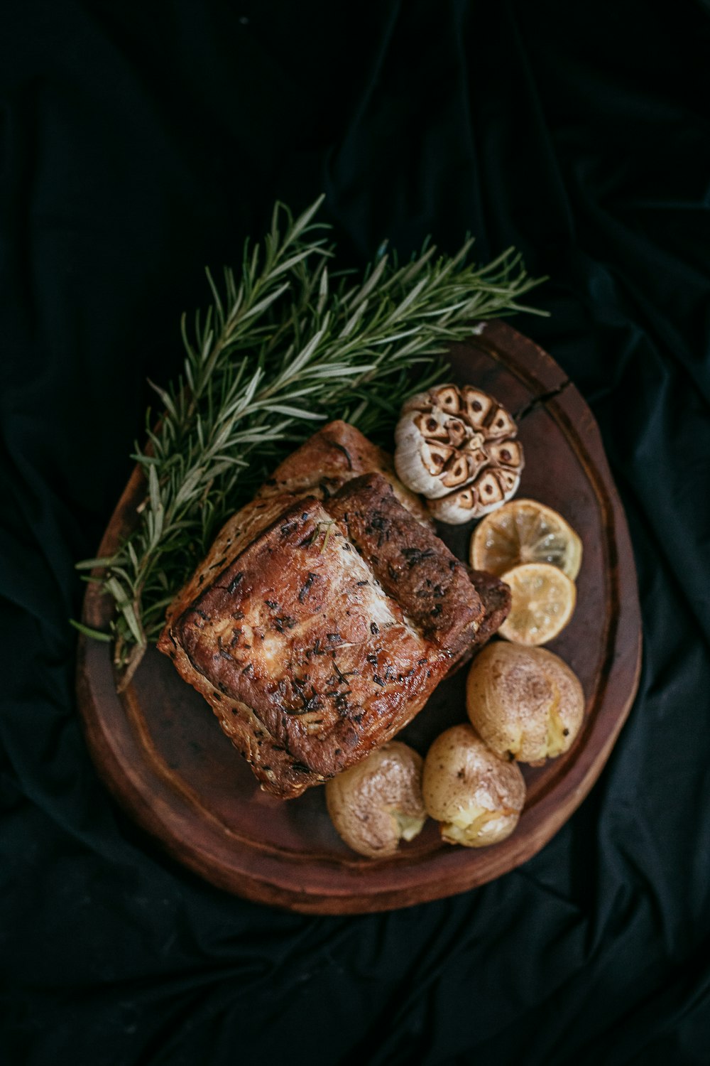 Schwarzbrot auf braunem Holzrundteller