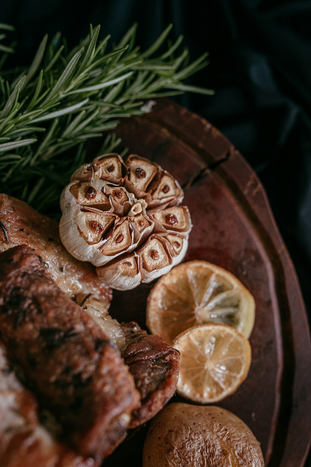 Schwarzbrot mit Zitronenscheiben auf braunem Keramikteller