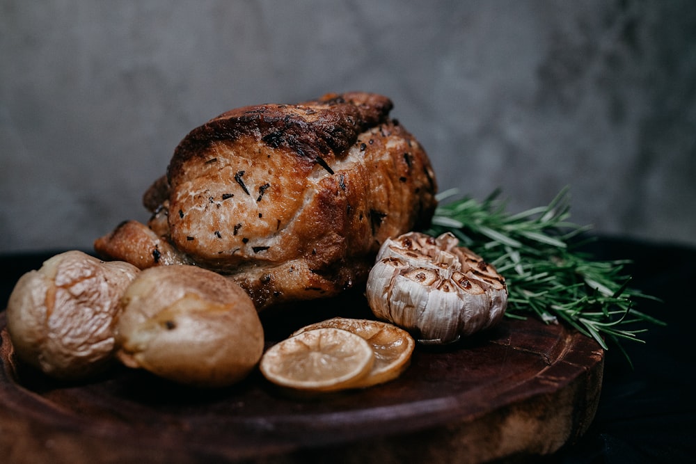 pão integral na bandeja de madeira marrom