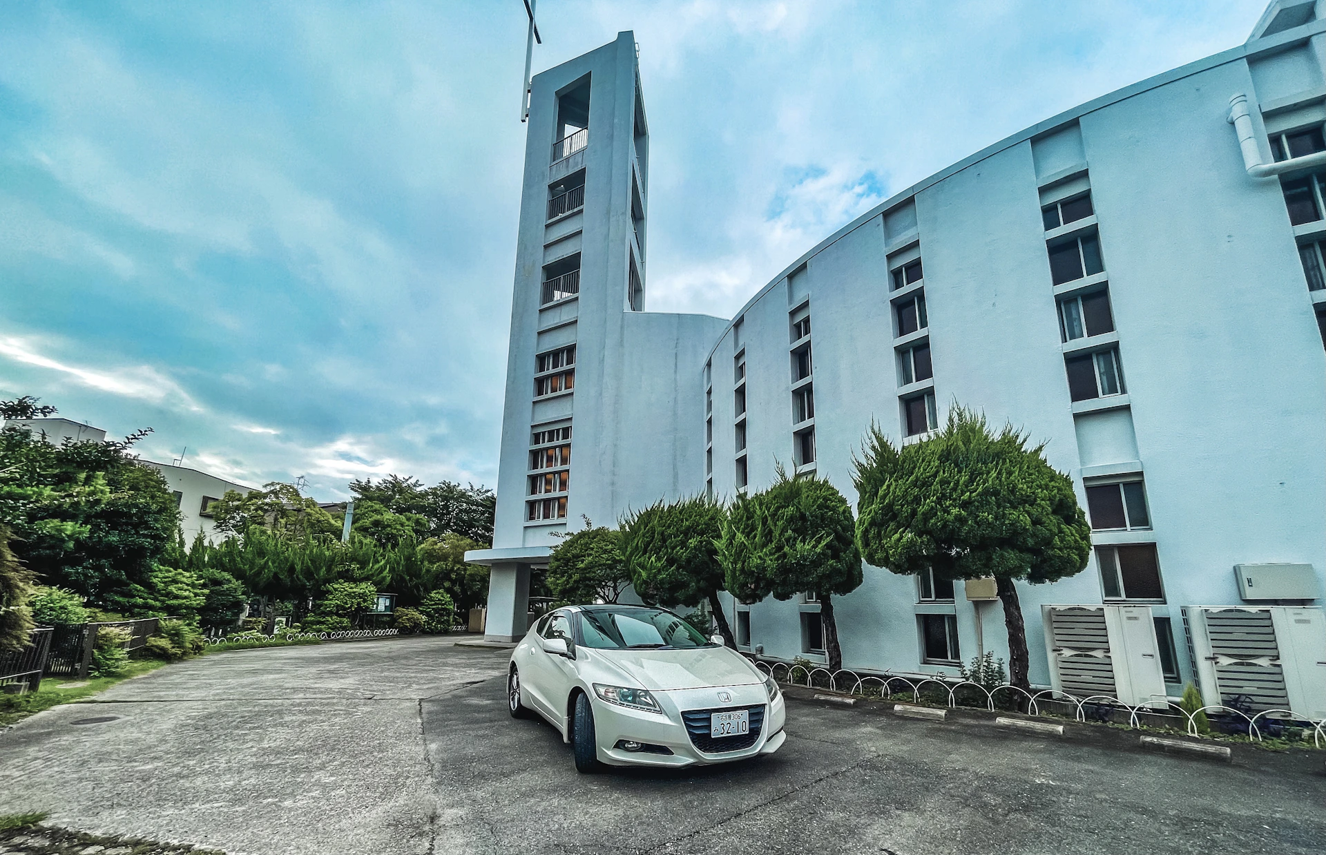 gray computer monitor