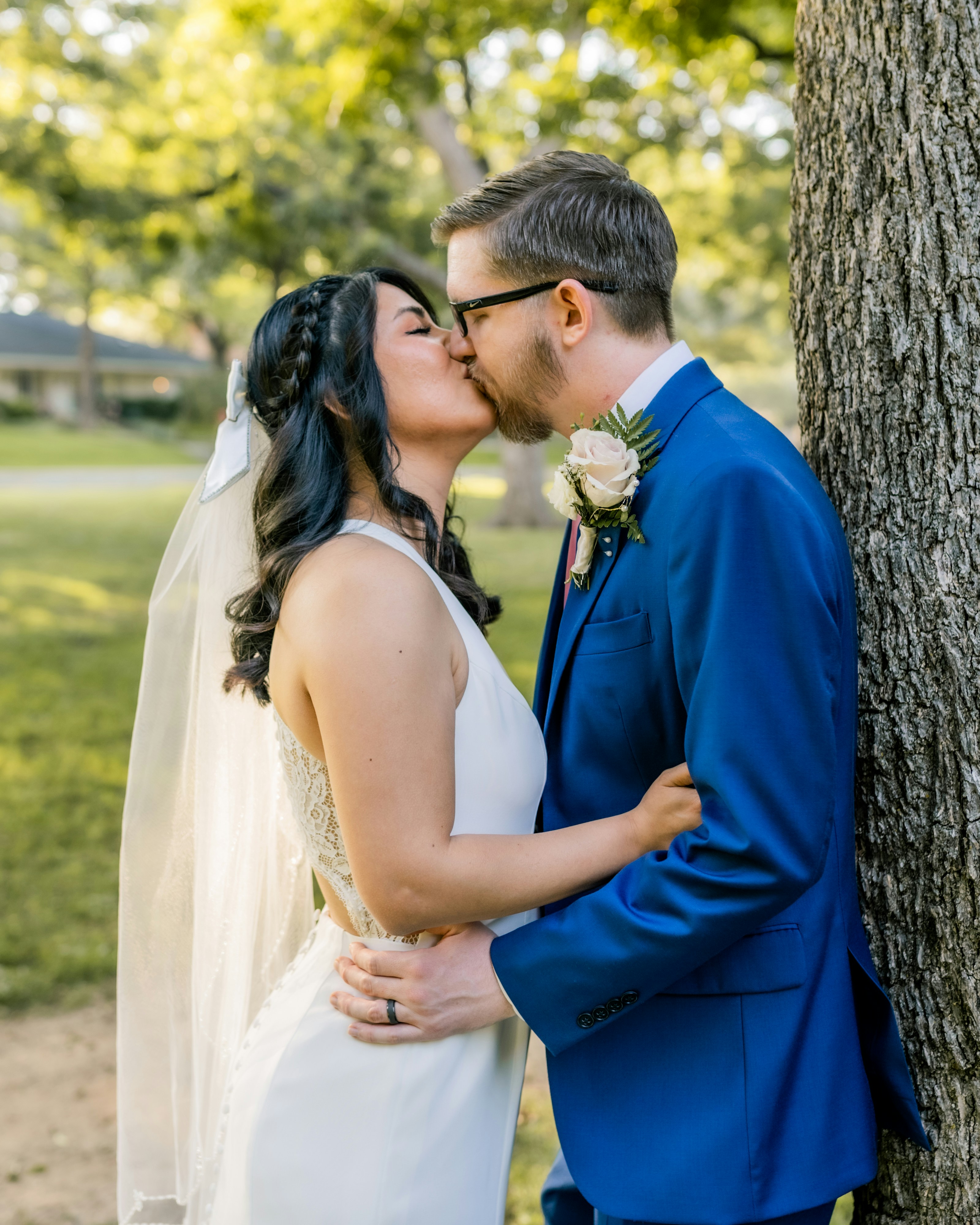 青いスーツを着た男性が白いウェディング ドレスを着た女性にキスの写真 Unsplashで見つける結婚式の無料写真