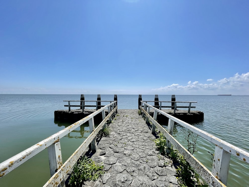 昼間の海に浮かぶ灰色の木造ドック