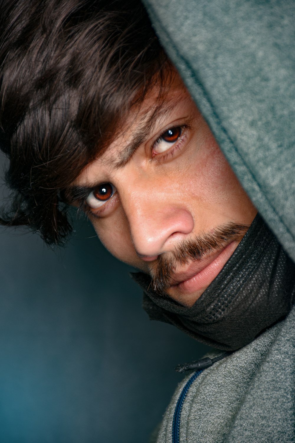 uomo in felpa con cappuccio grigia sorridente