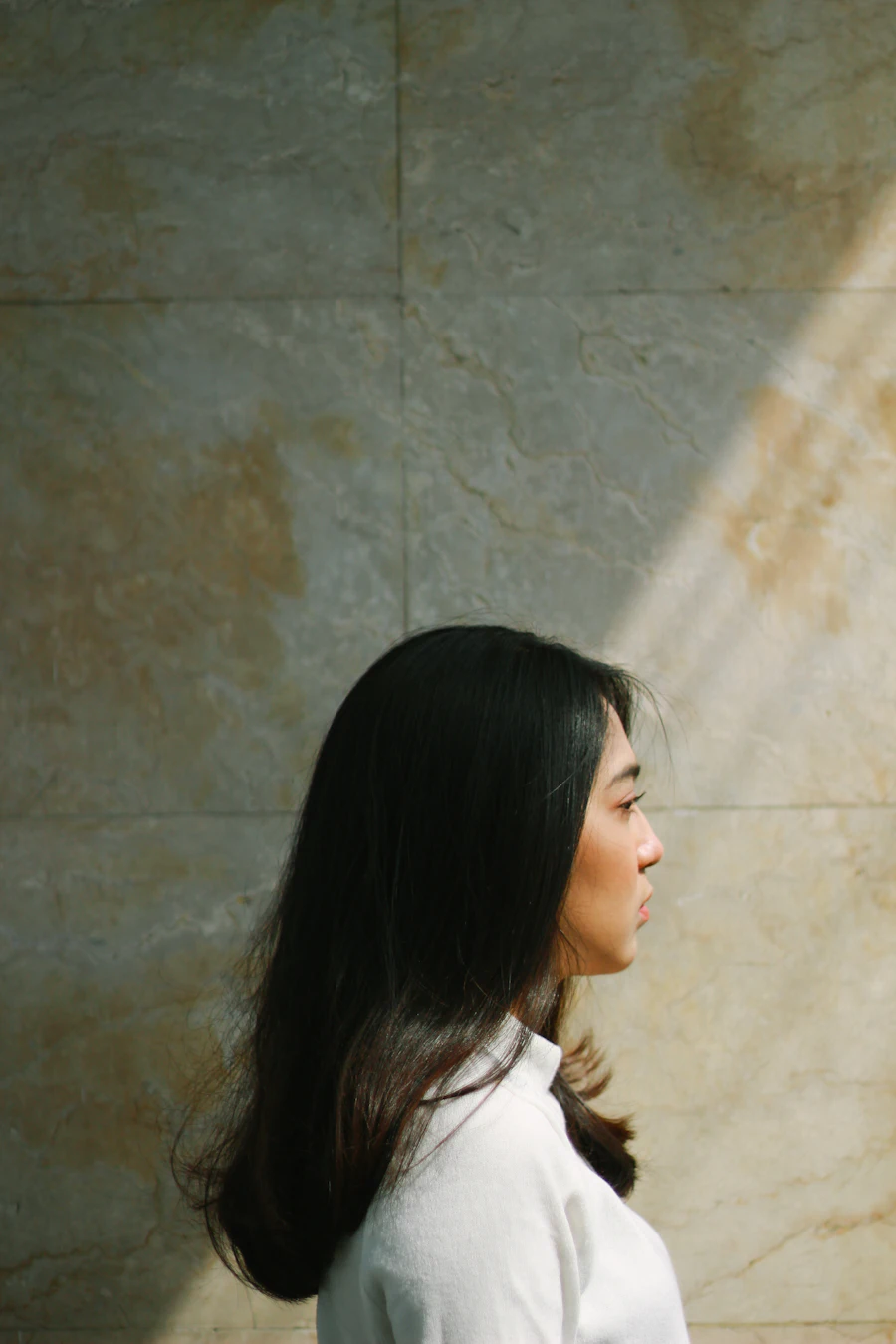 Mulher de perfil sob luz natural