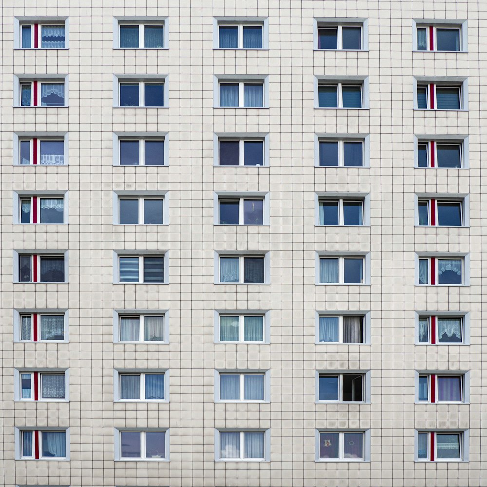 edifício de concreto branco com janelas de vidro