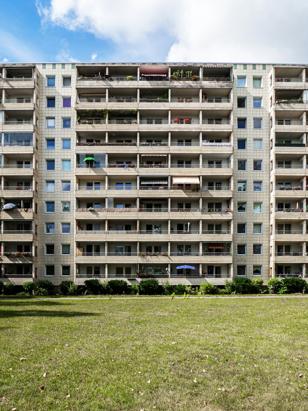 edifício de concreto branco durante o dia