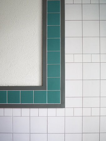 Salle de bain rénovée avec carrelage clair et joints fins