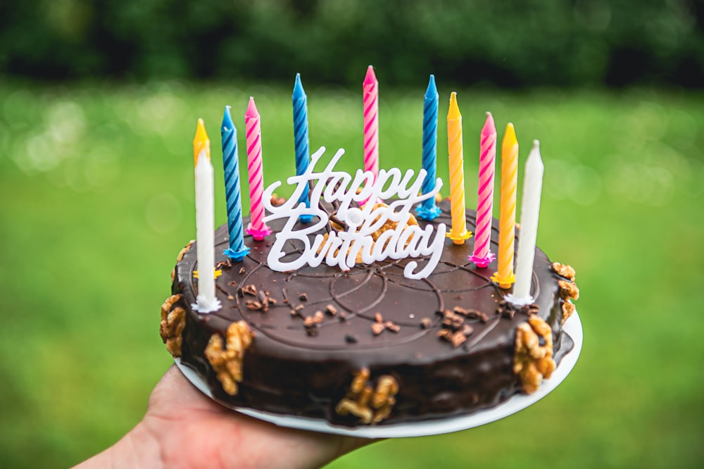 bolo de feliz aniversário com velas