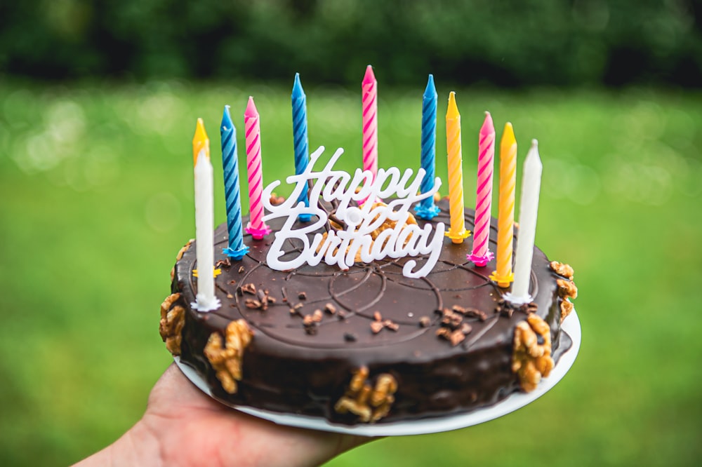 Pastel de feliz cumpleaños con velas