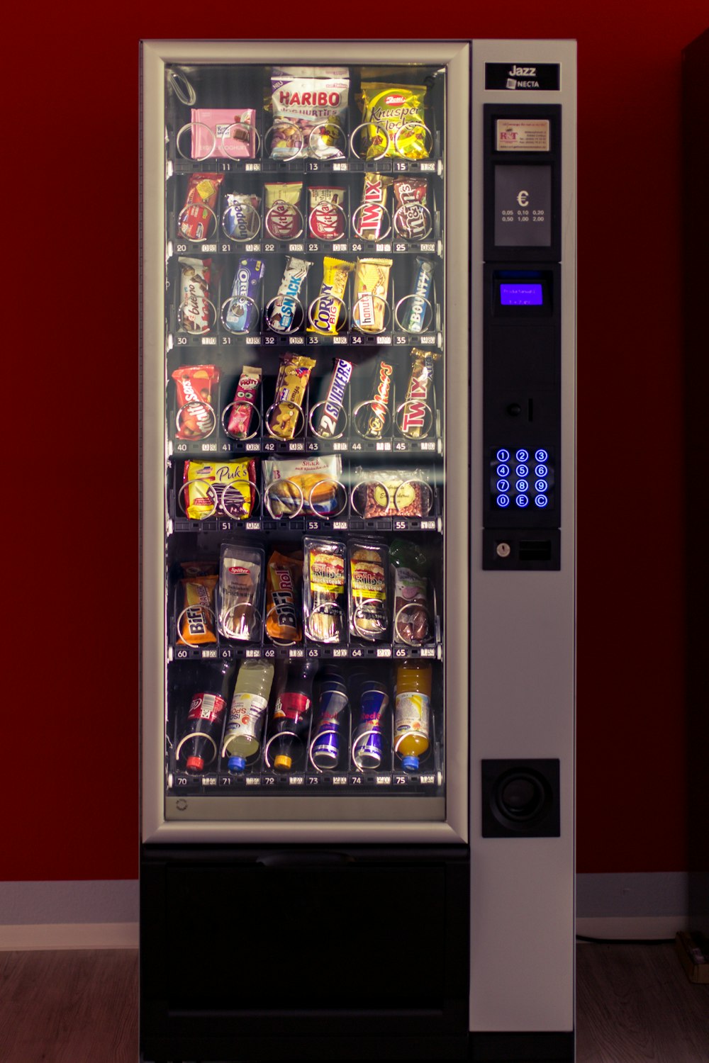 máquina de venda automática vermelha e preta