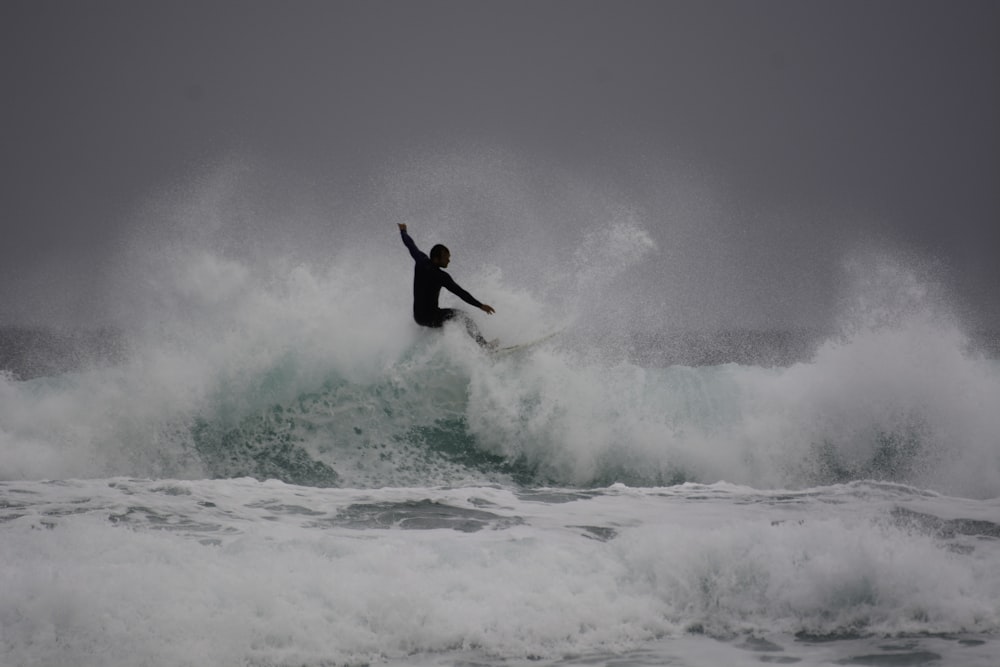 Mann surft auf Meereswellen