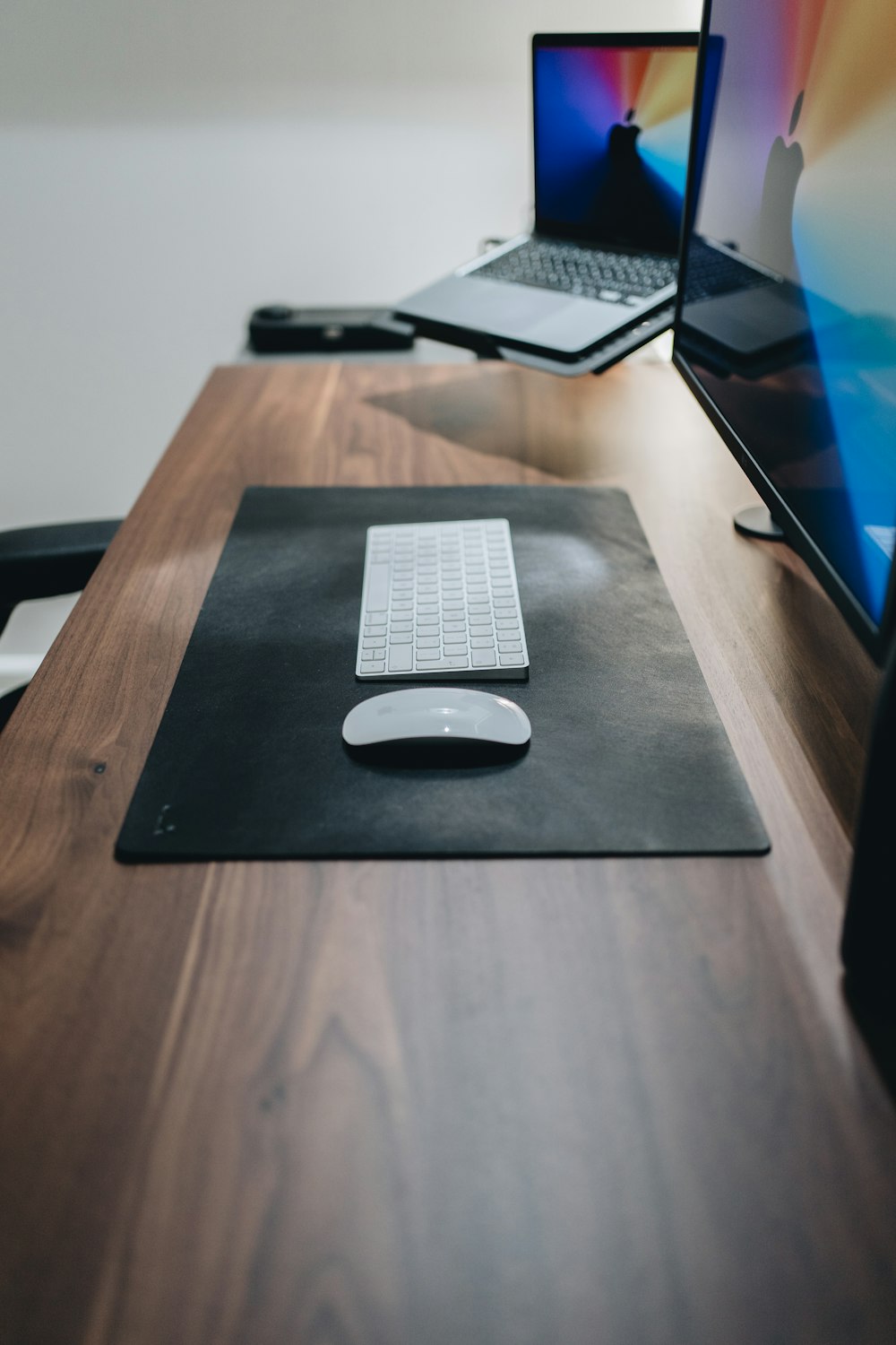 document en papier blanc sur table en bois brun